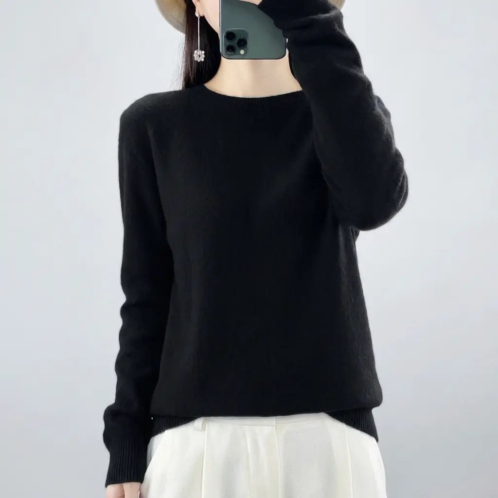 Merino wool crewneck sweater in black, long sleeves with ribbed cuffs